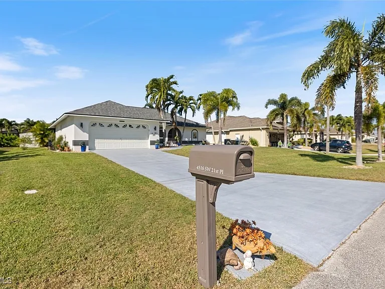 4516 SW 21st Pl — Photo 3