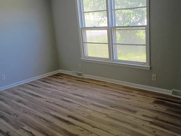 209 Ashwood Dr — Photo 4