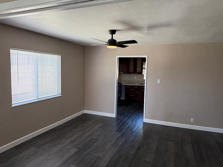 11203 Roswell Ave — Photo 11