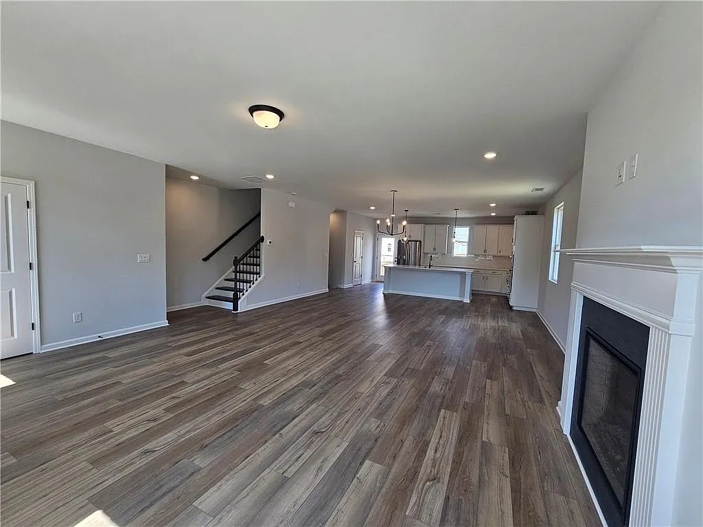 4 bed, 3.5 bath, 2450 sqft, $2,850 — Photo 4