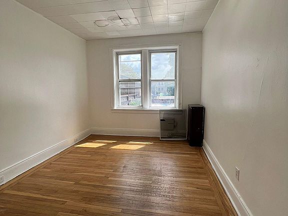 4th image of 124 Mallory Ave #2AA