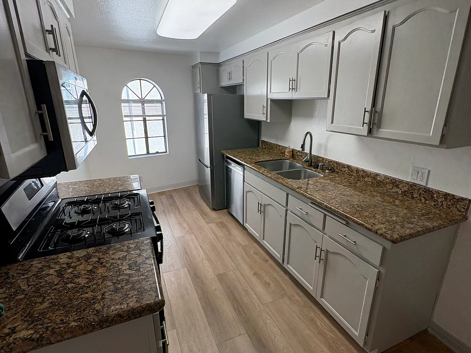 2 bed, 950 sqft, $3,195 — Photo 3