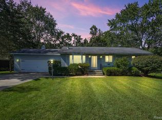 2189 Old Ln, Waterford, MI 48327