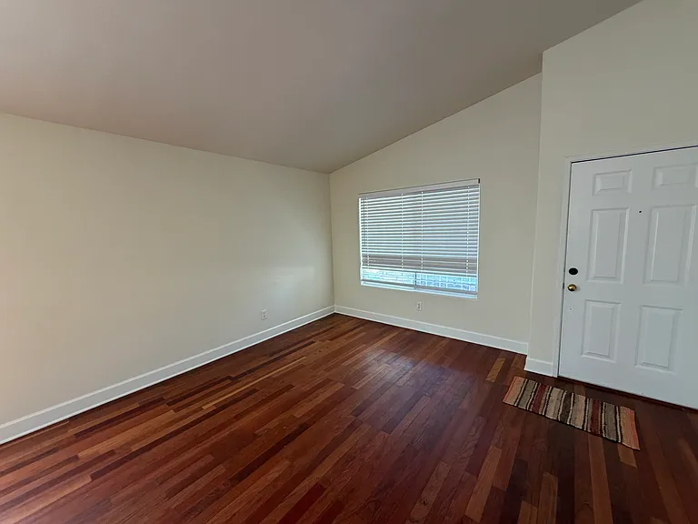 8319 Hemlock Ct — Photo 5
