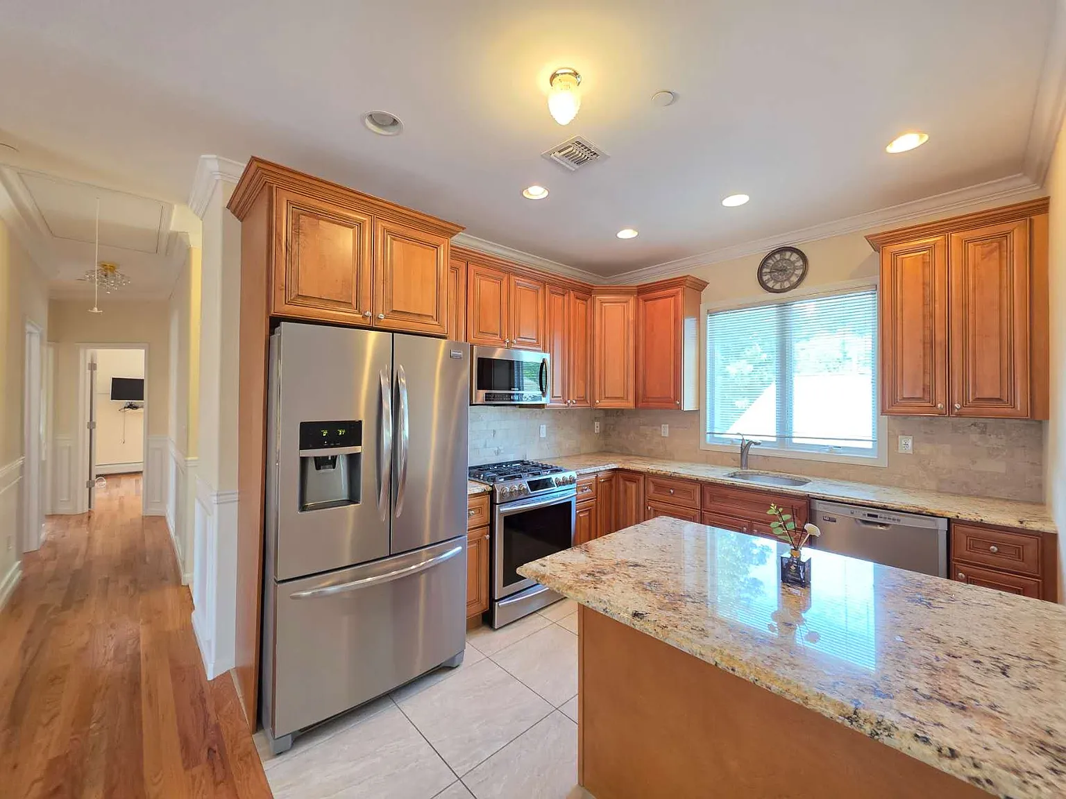 3 bed, 1250 sqft, $3,200 — Photo 1