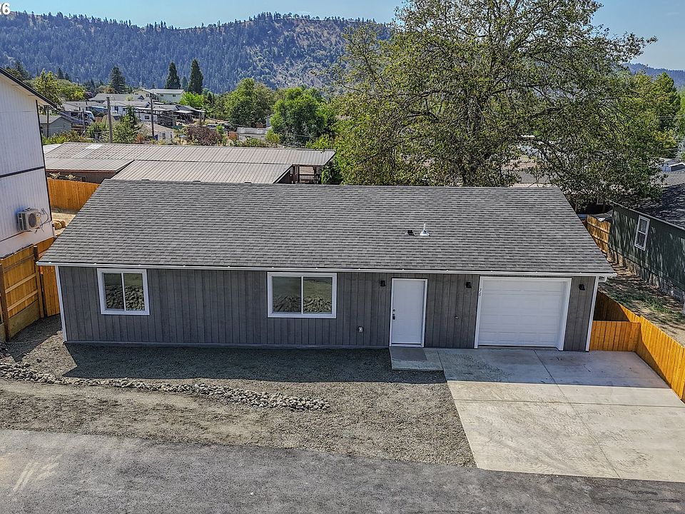 1st image of 76 SE Darrell Ave