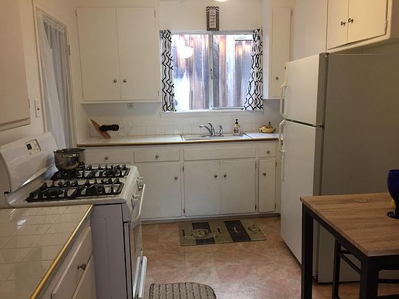 Kitchen with amenities