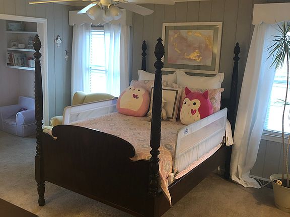 Guest bathroom (downstairs)