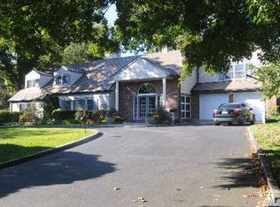 28 Greenbriar Ln, Port Washington, NY 11050