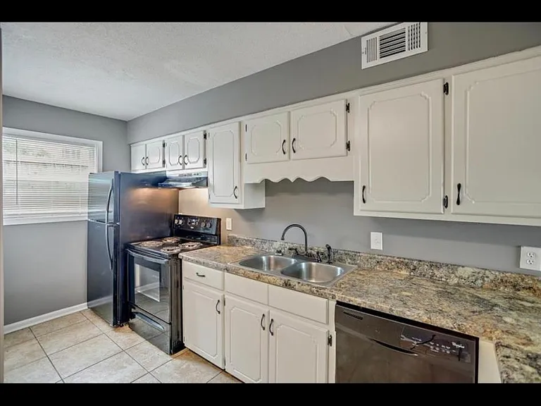 112 Eureka St — Photo 5