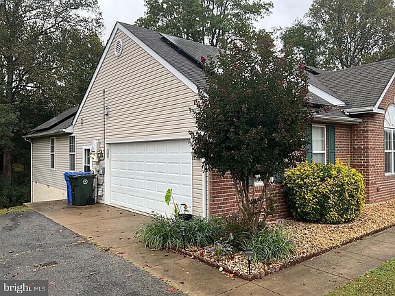 3rd image of 1009 Magnolia Dr