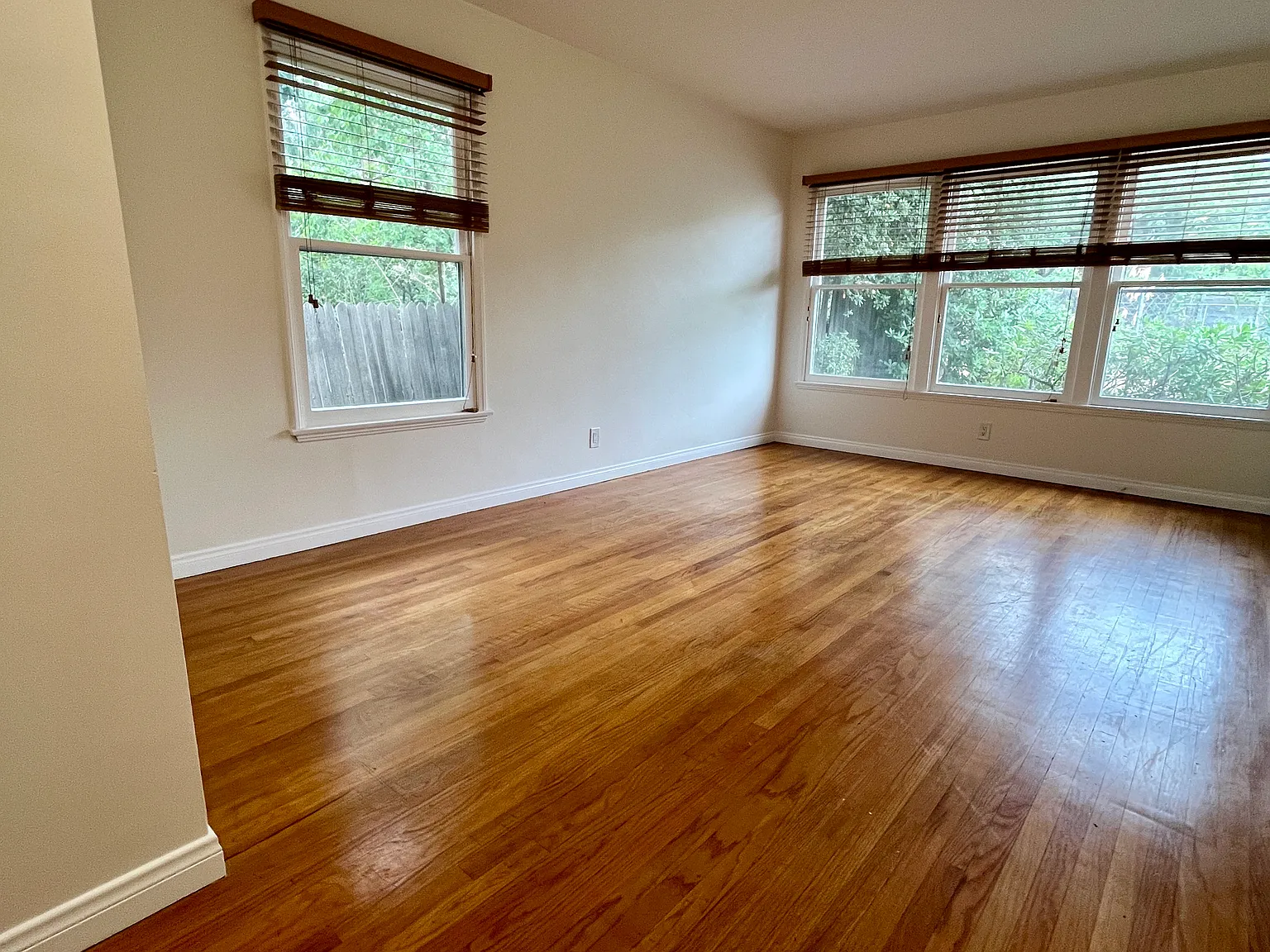 1503 1/2 N Grand Oaks Ave — Photo 2
