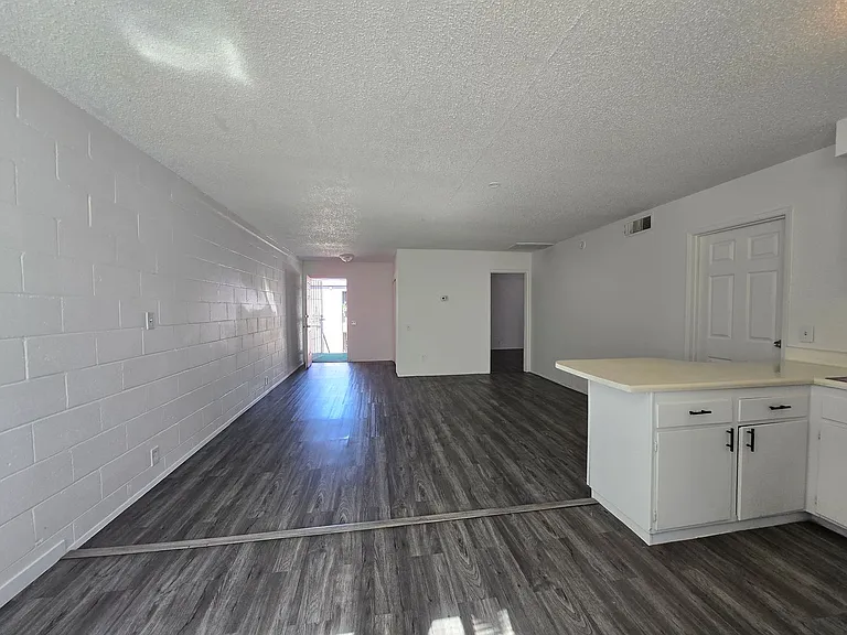2937 Stewart Ave — Photo 4
