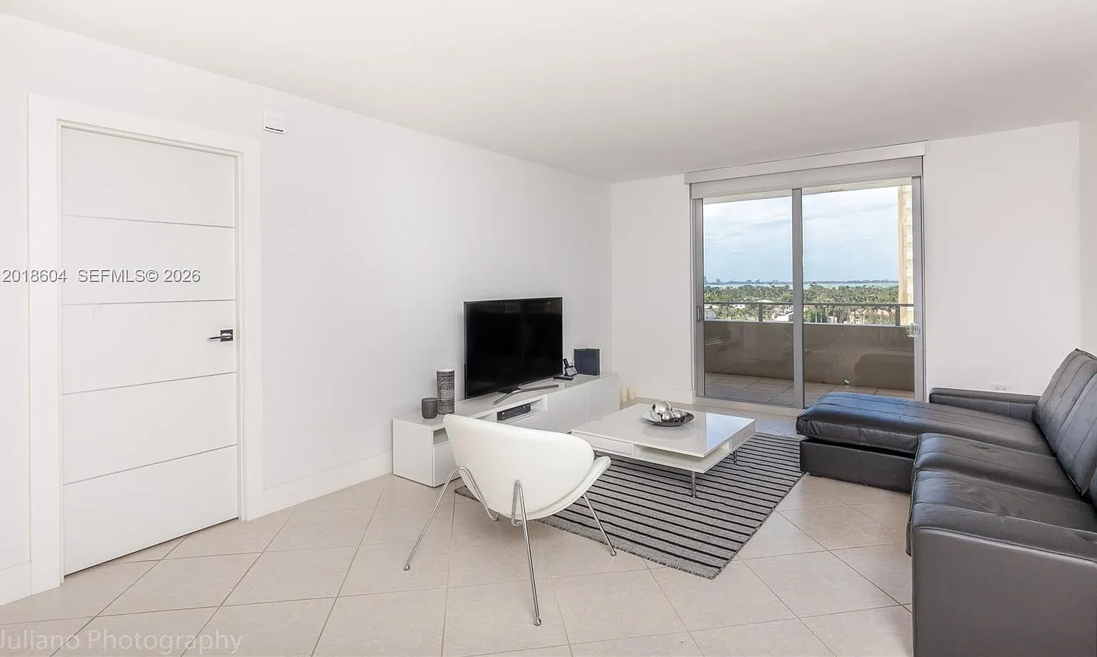 Oceanside Plaza Condo — Photo 2