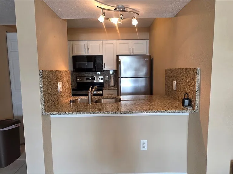 3419 Winkler Ave — Photo 4