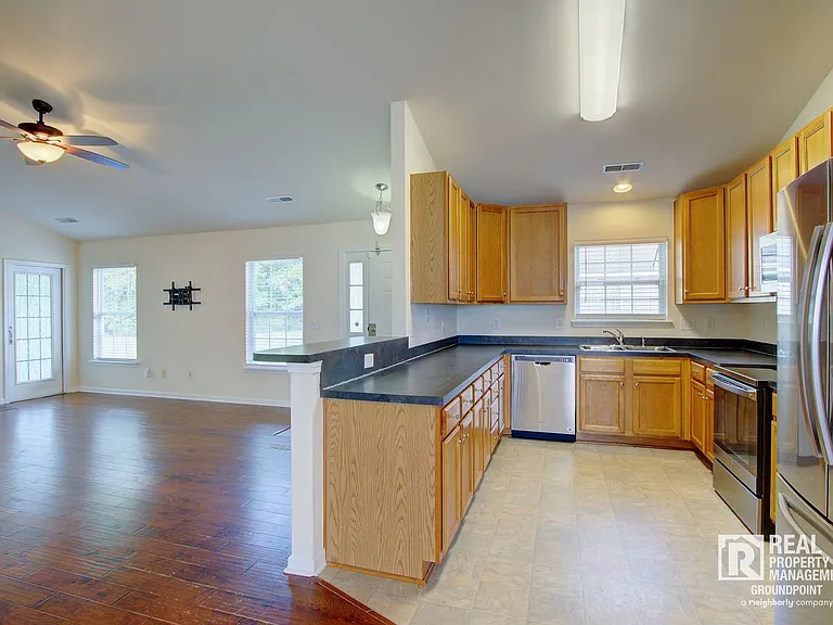 302 Coosawatchie St — Photo 4