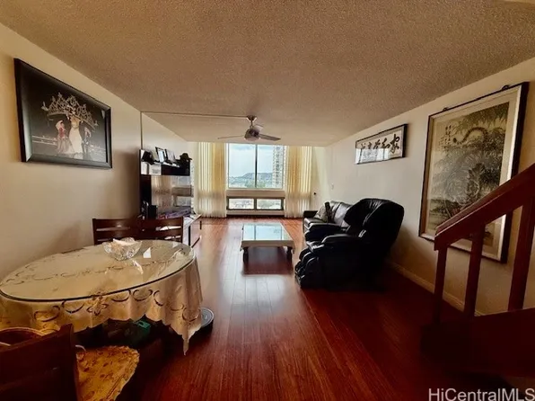 500 University Ave APT 917, Honolulu, HI 96826