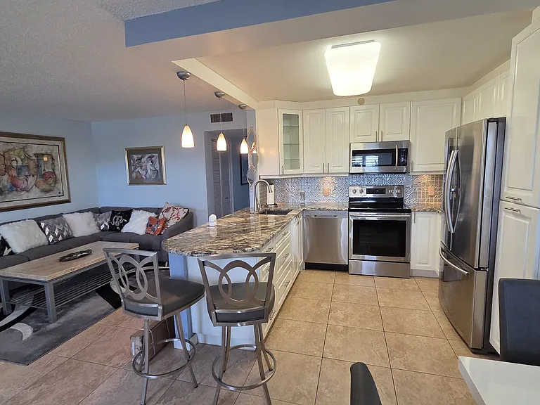 4030 Rexford Rd #B — Photo 2