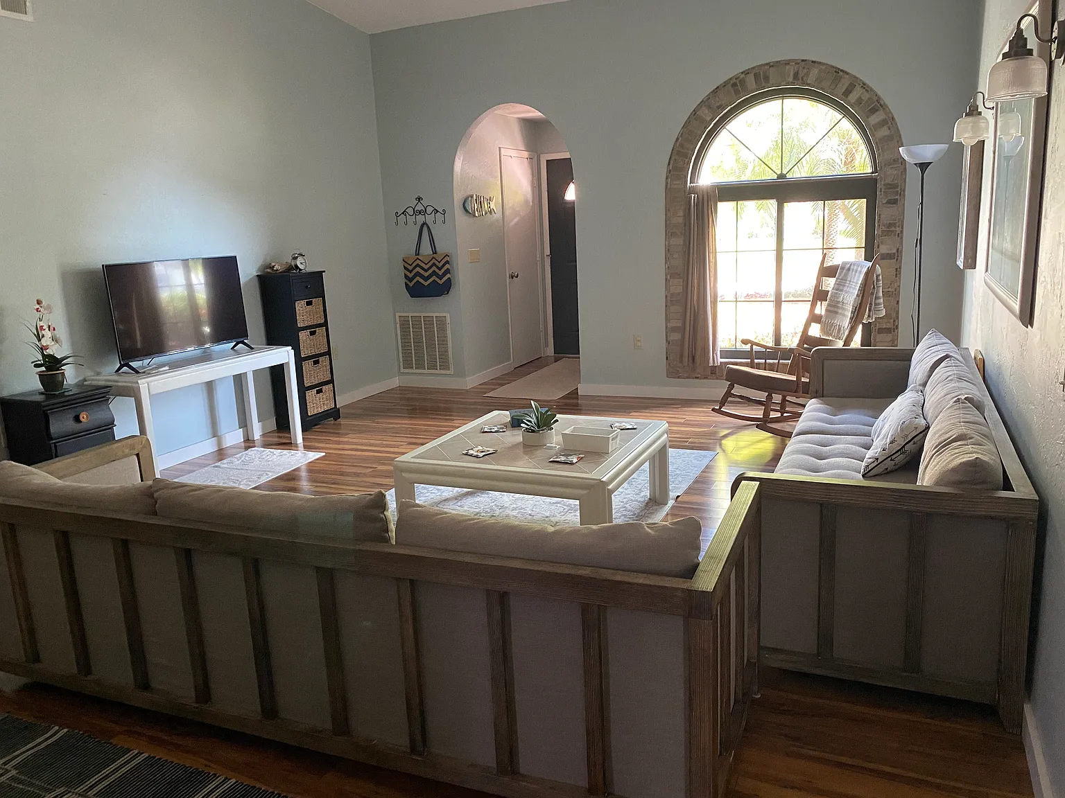 2 bed, 1025 sqft, $2,300 — Photo 2