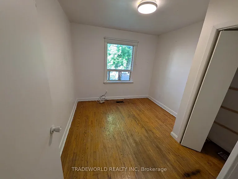 25 Linelle St #UPSTAIRS — Photo 4