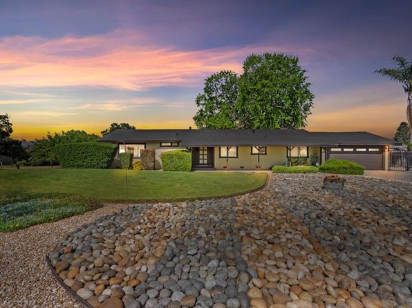 220 Holliday Dr, Hollister, CA 95023