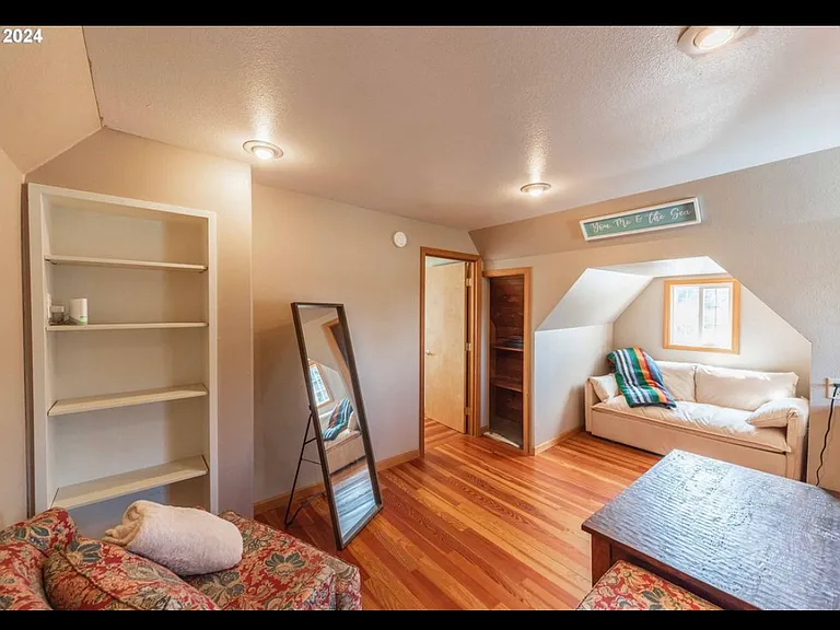 945 2nd St SE — Photo 3