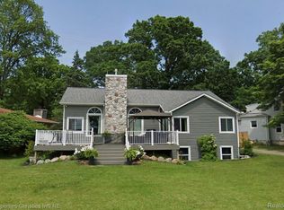 623 Lakeside Dr, Waterford, MI 48328