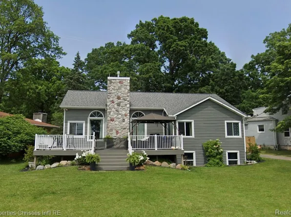 623 Lakeside Dr, Waterford, MI 48328