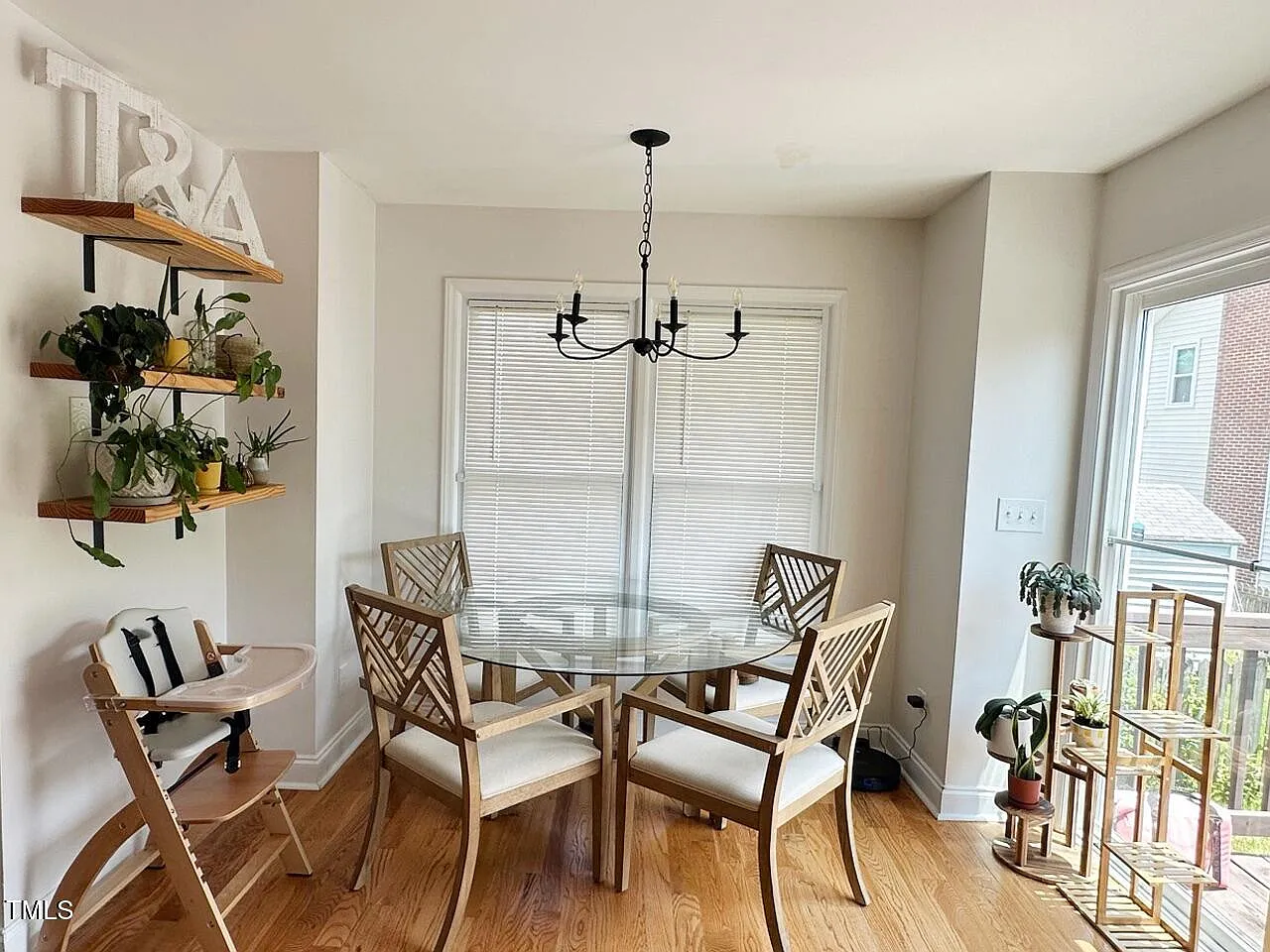 3 bed, 2.5 bath, 1640 sqft, $2,000 — Photo 2