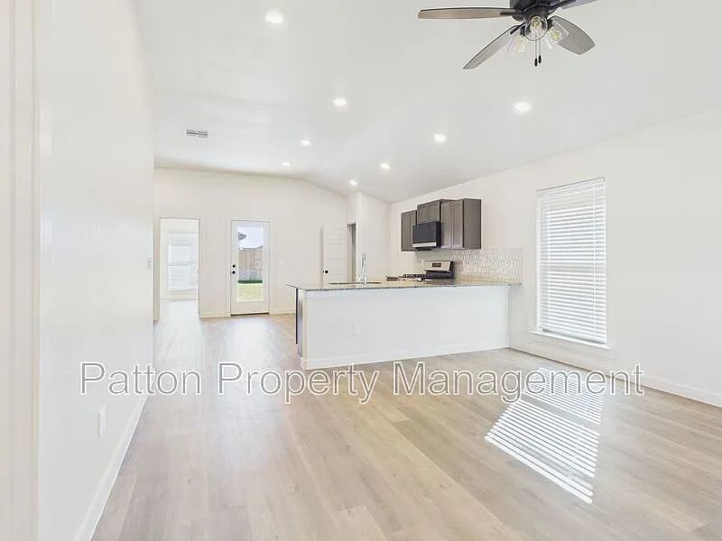 3 bed, 2.0 bath, $2,100 — Photo 3