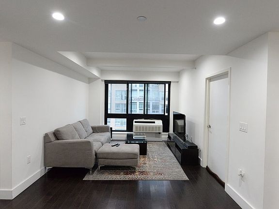 2nd image of 2183 3rd Ave #401