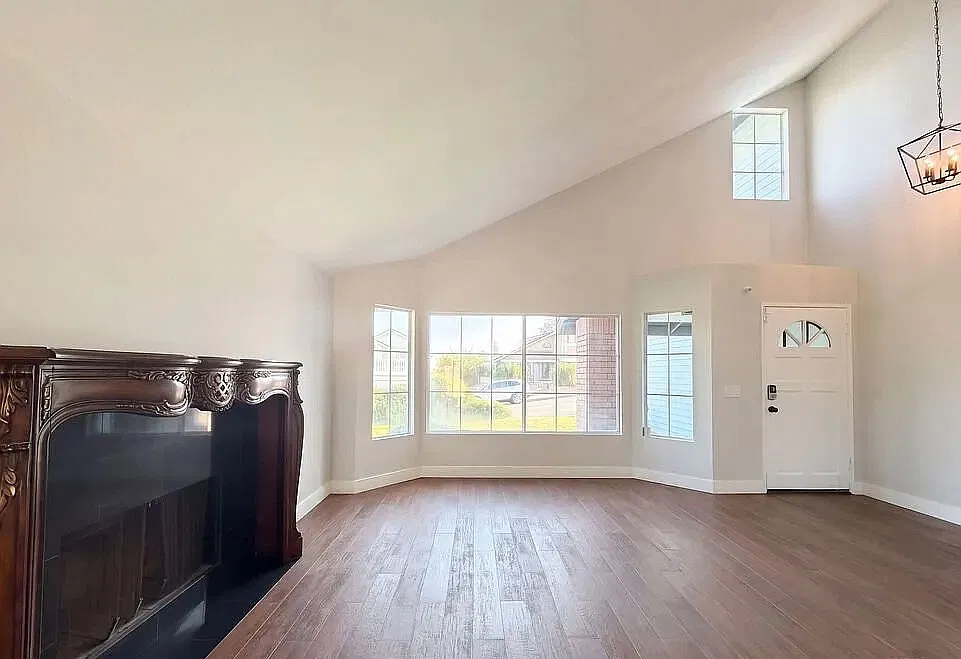3 bed, $3,754 — Photo 3