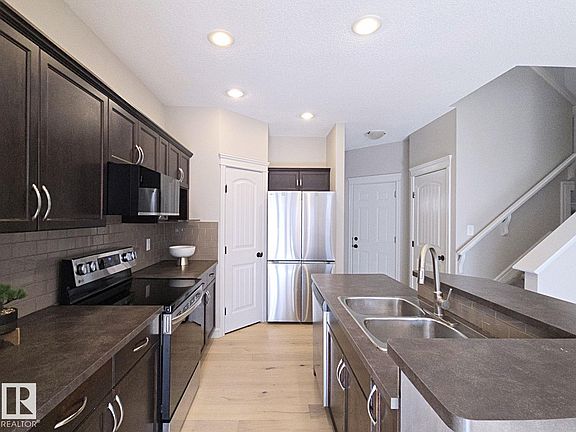 4th image of 11525 18a Ave SW