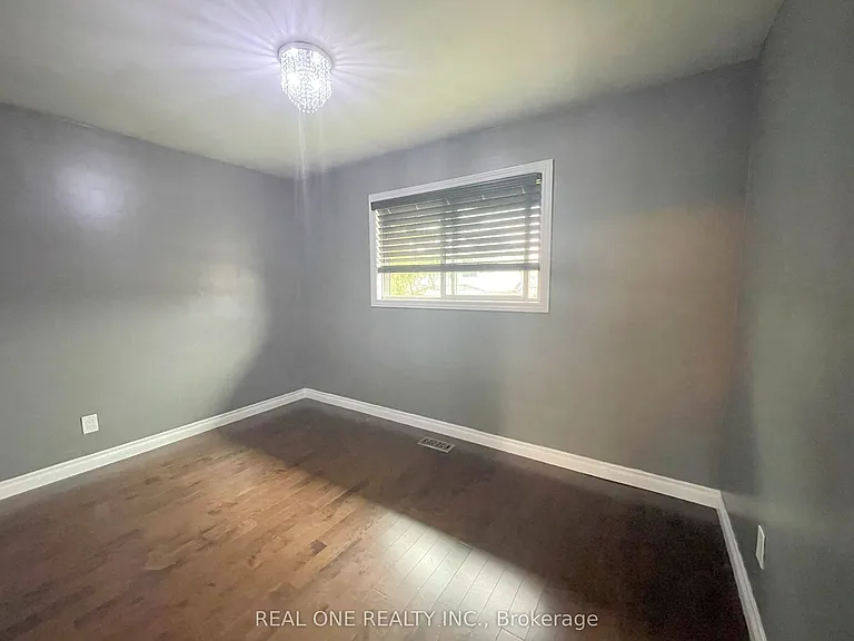 138 Welbourn Dr #UPPER — Photo 13