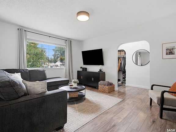 5th image of 717 Taylor Street E