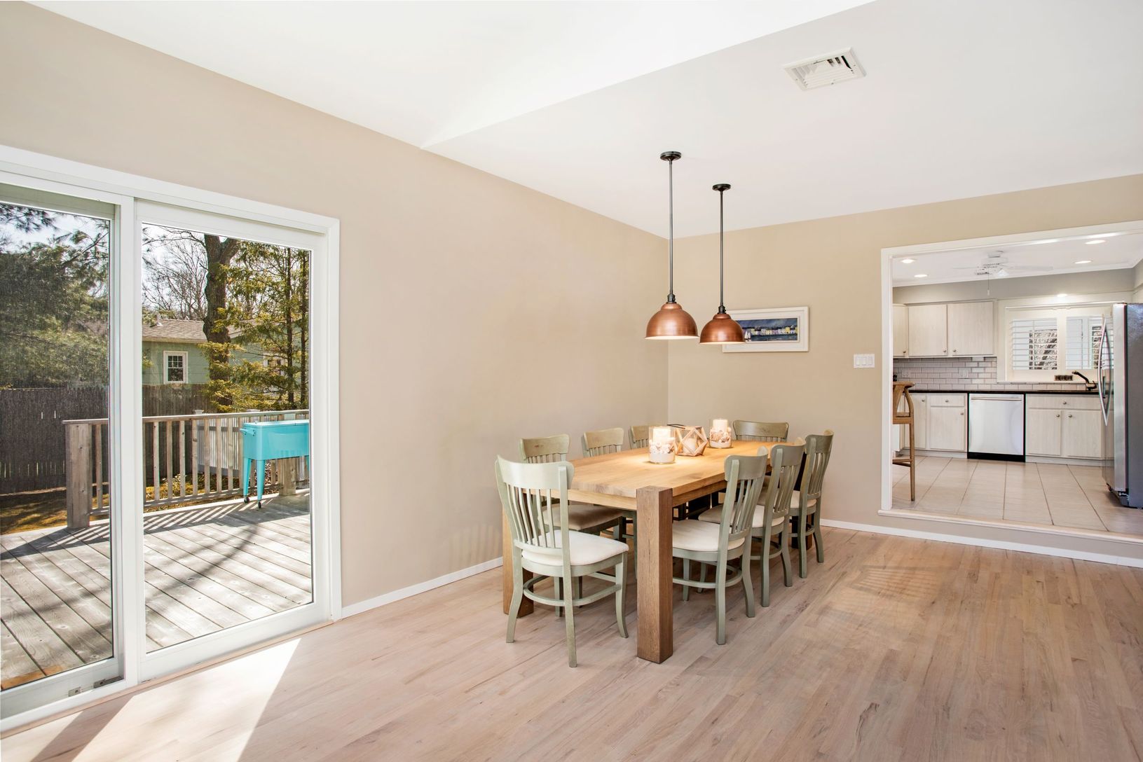 Beautiful dining area with easy access to the pool!