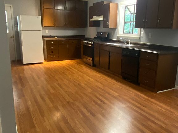 3rd image of 693 Maple Ln