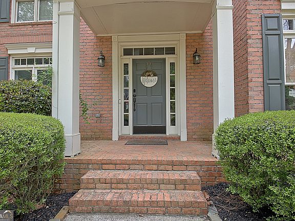 4th image of 205 Woodcreek Ln
