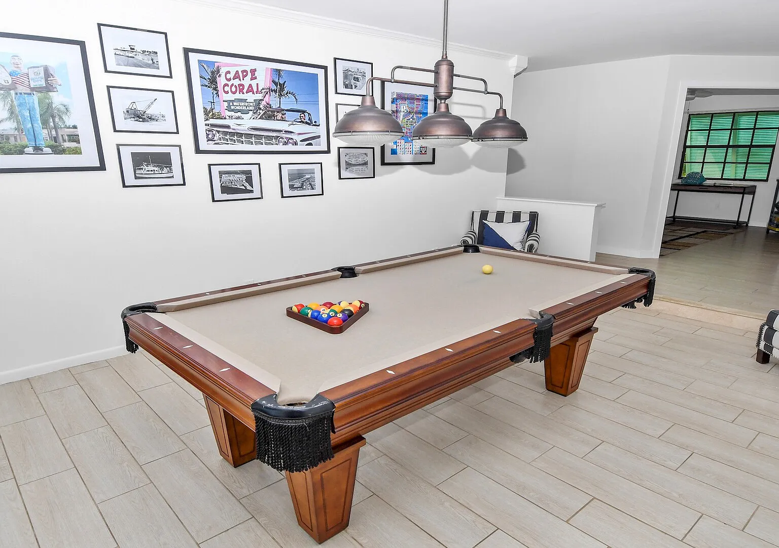 Amazing - 4 Bed Billiard Table luxury canal pool — Photo 3