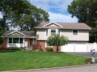 7 Bellaire Dr, Ridge, NY 11961