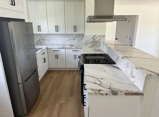 555 Bernard St, Costa Mesa, CA 92627