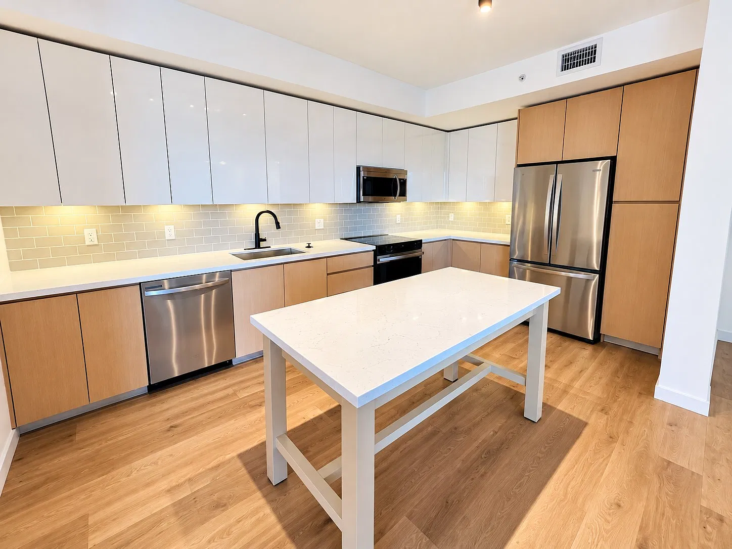 3 bed, 1500 sqft, $4,850 — Photo 3