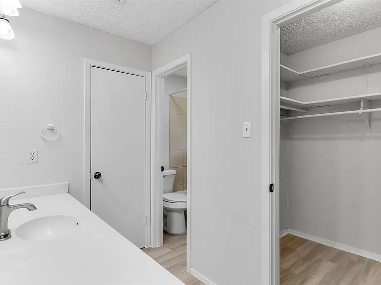 8015 Scotland Yard — Photo 13