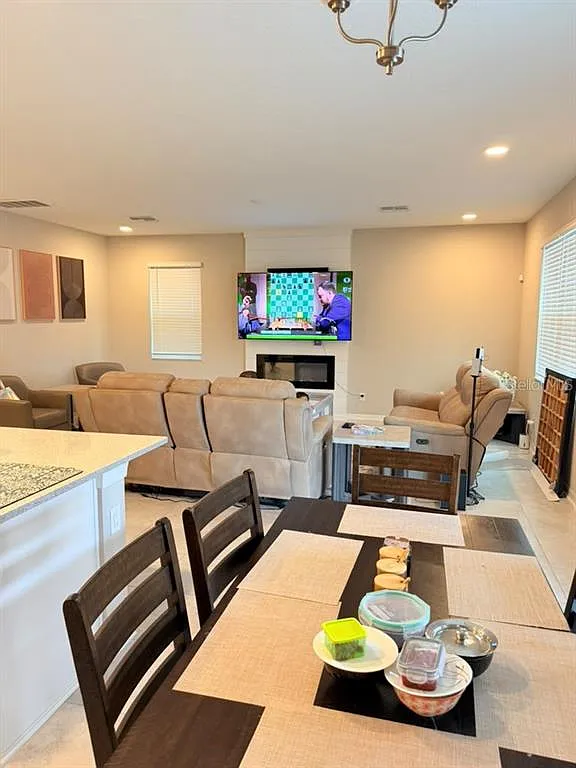 4 bed, 3.0 bath, 2615 sqft, $2,750 — Photo 2