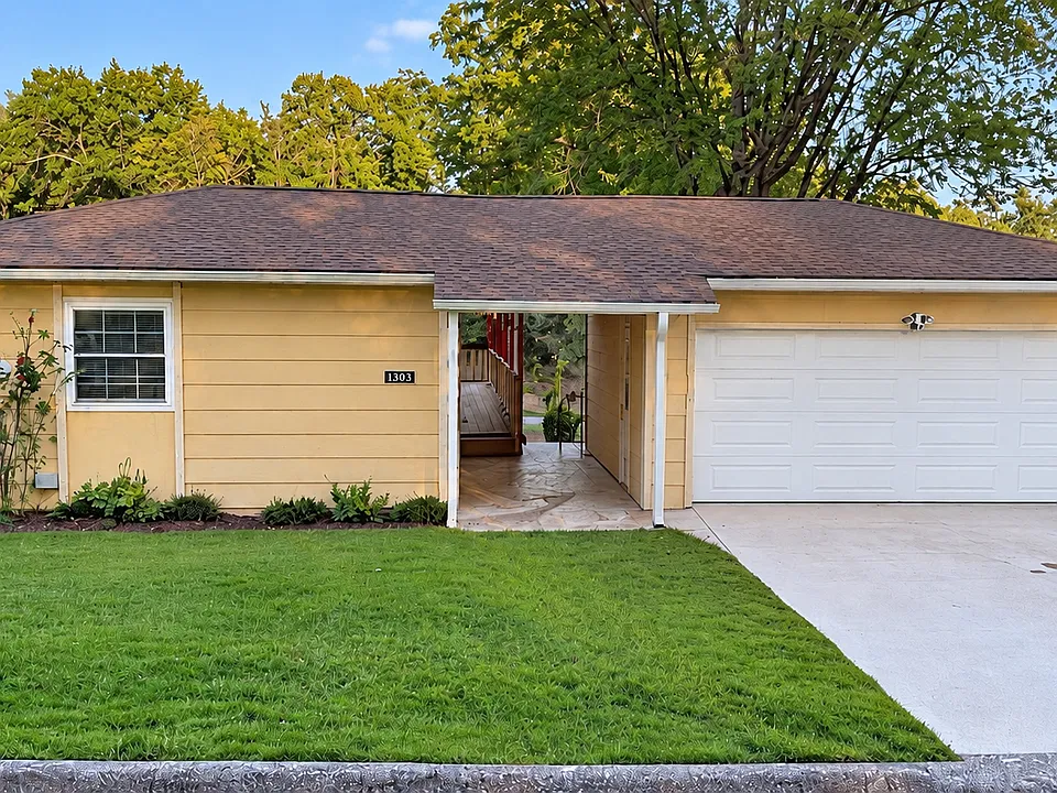 1305 Maple Dr
