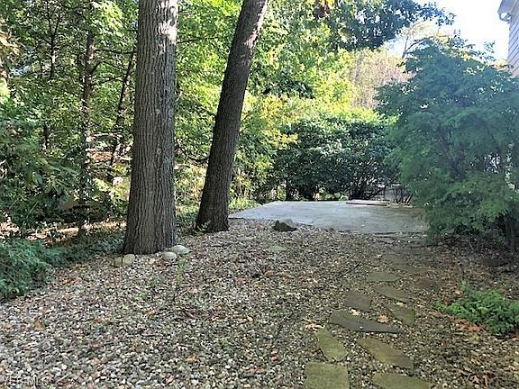 3rd image of 1833 Fairlawn Knolls Dr
