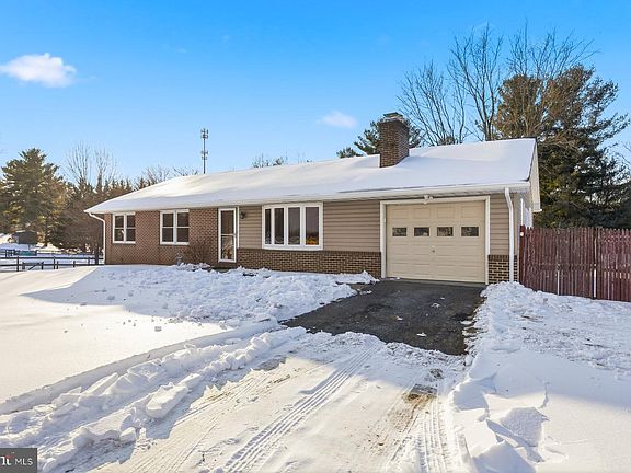 3rd image of 5884 Woodbine Rd