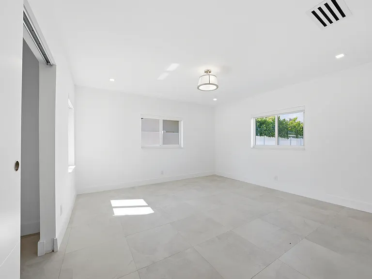2001 NE 17th Way — Photo 12