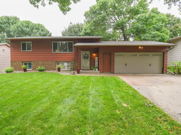 2405 S Chapelwood Ave, Sioux Falls, SD 57110