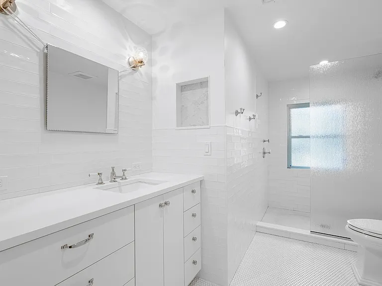 3rd floor hall bath
